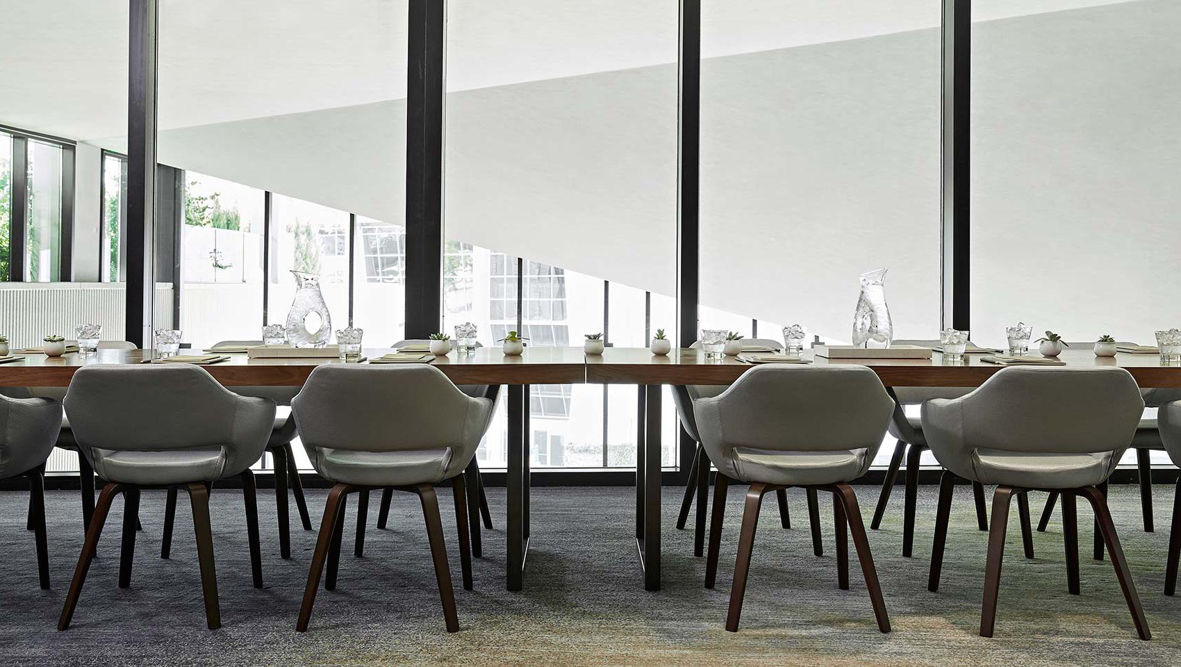 枫木套房会议室桌