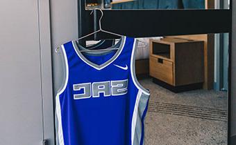 萨克拉门托国王队的球衣挂在套房门上