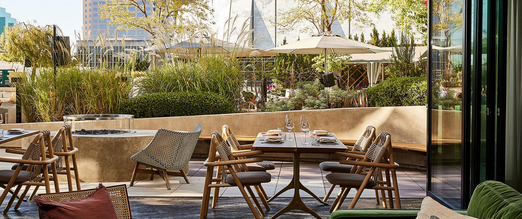 金普顿PM棋牌平台sawyer复兴餐厅露台座位